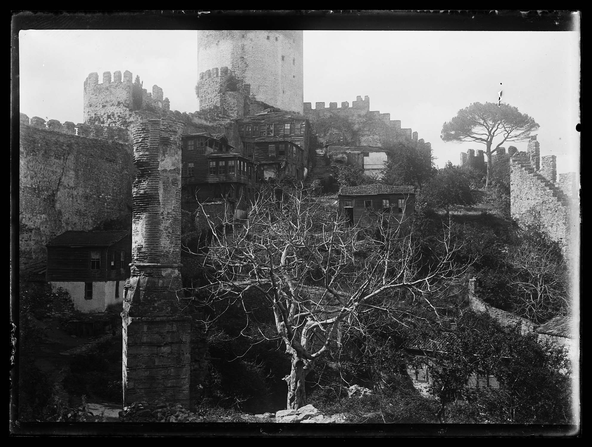 L’intérieur du château et la tour A, avec le minaret de la mosquée